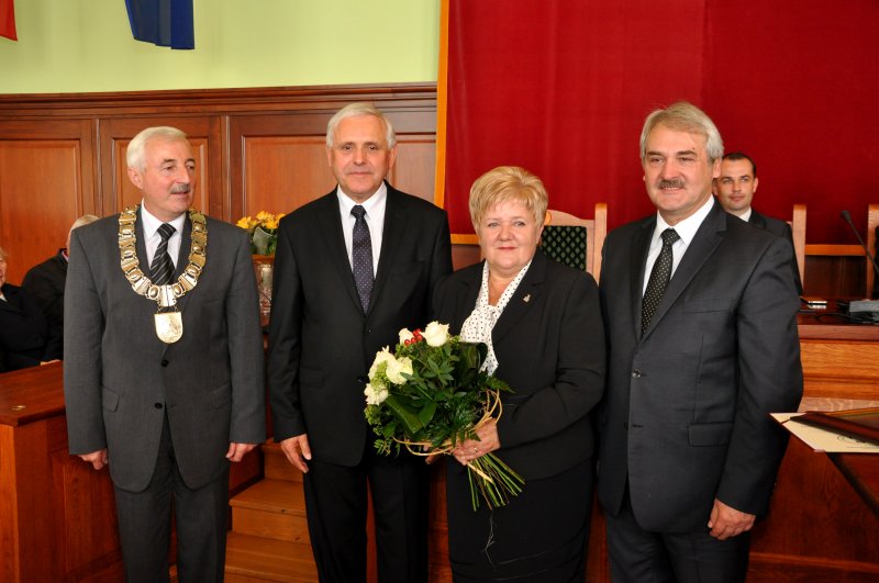 Wręczenia aktu nadania dokonał Andrzej Wiczkowski Przewodniczący Rady Miejskiej Dzierżoniowa VI kadencji w dniu 27 października 2014 roku podczas obrad 54 sesji Rady Miejskiej Dzierżoniowa.  