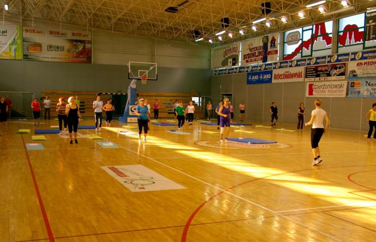 Dwa razy w tygodniu Ośrodek Sportu i Rekreacji w Dzierżoniowie zaprasza wszystkich chętnych na zajęcia kardioaerobiku. Pierwsze po wakacjach już 21 września. Uczestnicy proszeni są o przyniesienie własnych mat do ćwiczeń.
