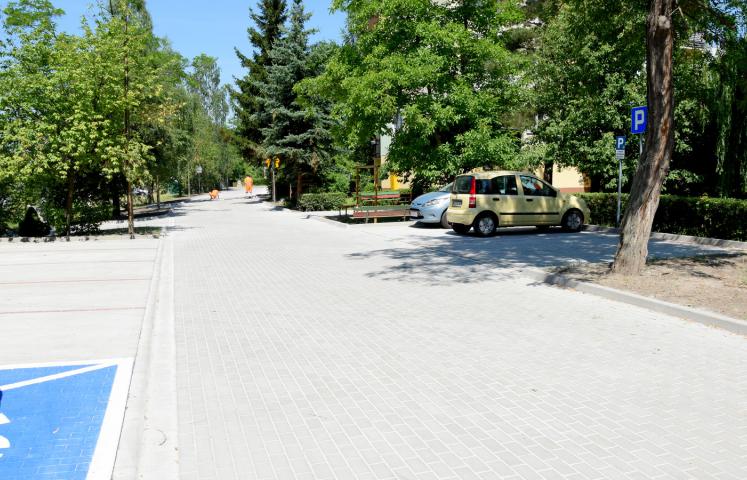 Zakończyła się przebudowa drogi łączącej os. Tęczowe z ul. Akacjową. Droga ma nową nawierzchnie z kostki, odwodnienie i ledowe oświetlenie. Powstały także dodatkowe miejsca parkingowe.